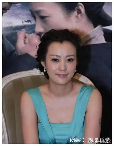 年轻时的郝蕾太美了穿挂脖裙秀出骨感身材真是个有灵气的姑娘