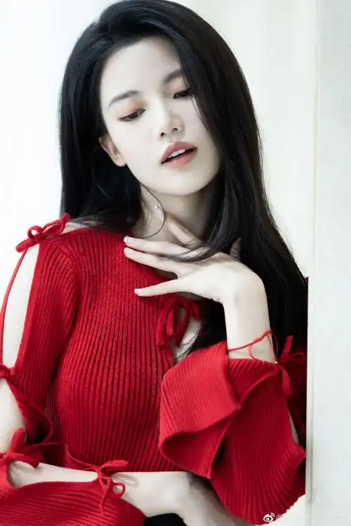 孙珍妮红色针织上衣写真