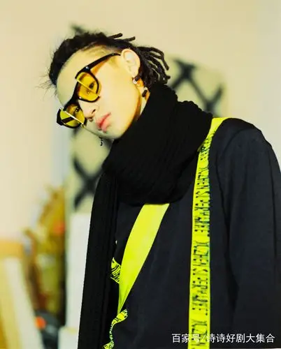 小鬼王琳凯身穿绿色刺绣卫衣,个性十足帅气值满分