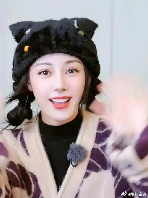 迪丽热巴螃蟹帽#戴帽子的巴巴子真的太可爱啦完美的头型和脸蛋子逝滗