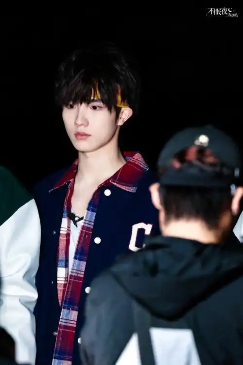 苏新皓发带棒球服男高##苏新皓发带