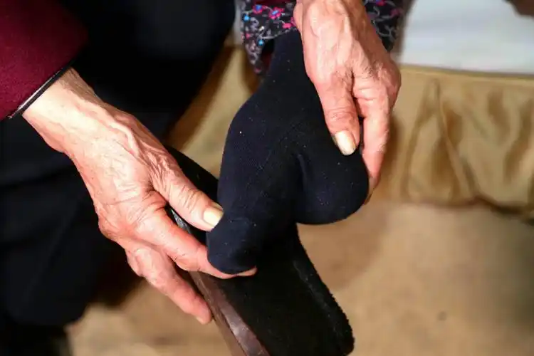 百岁小脚老太太