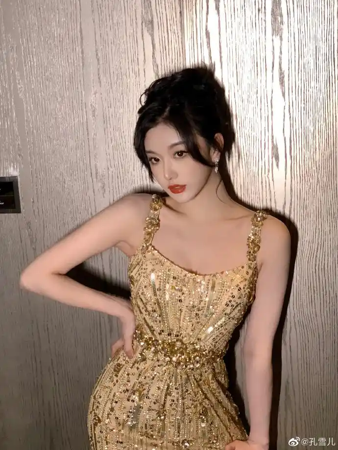 组图:孔雪儿金色吊带长裙身段窈窕 妆容精致生图抗打