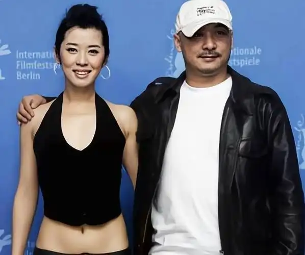她曾把黄渤吻到害羞,与导演同居12年遭抛弃,如今身价高达40亿