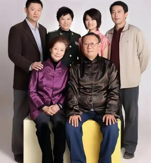 回顾吕中:嫁小学同窗恩爱一生,儿子儿媳是她骄傲女儿是国人骄傲