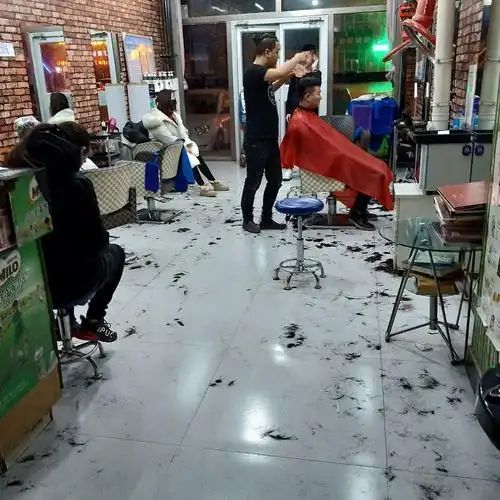 走进炫发造型理发店 , 跟拍美发师的辛勤工作——韩雪妮社会实践活动