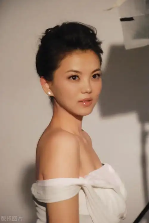 李湘年轻时的最美照片(年轻时的李湘有多美?穿白裙手臂纤细窈窕,肌肤