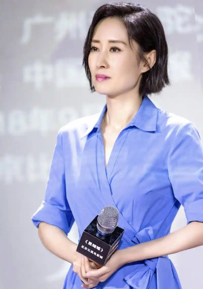 刘敏涛又换新发型一袭蓝色衬衫连衣裙配短发亮相气质美得爆表