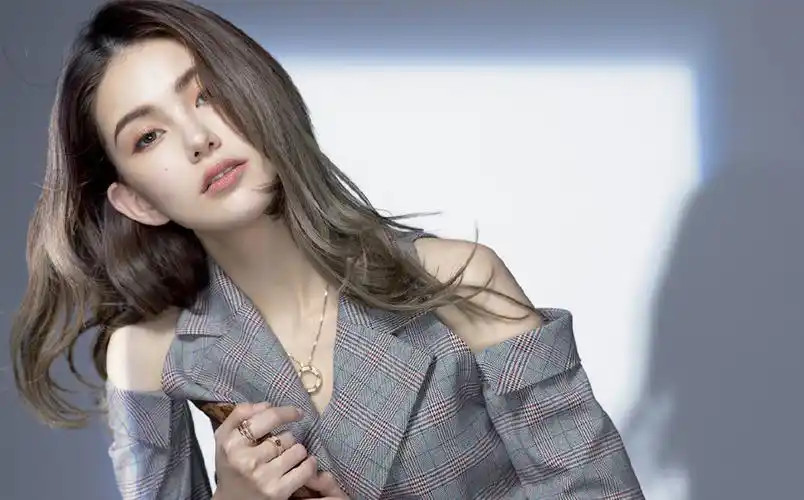 昆凌优雅性感写真图片,分享一组昆凌图片给大家,图中的明星图片壁纸会