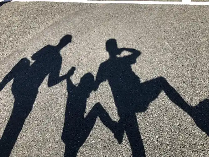 他口中的三立人儿大概就是下图中一家三口站着的影子吧.