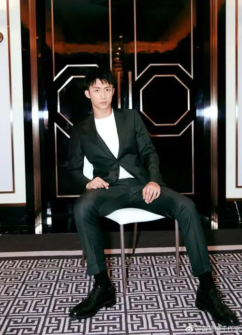 johnny黄景瑜 亮相瑟斯德玛品牌发布会.干净利落西装在身
