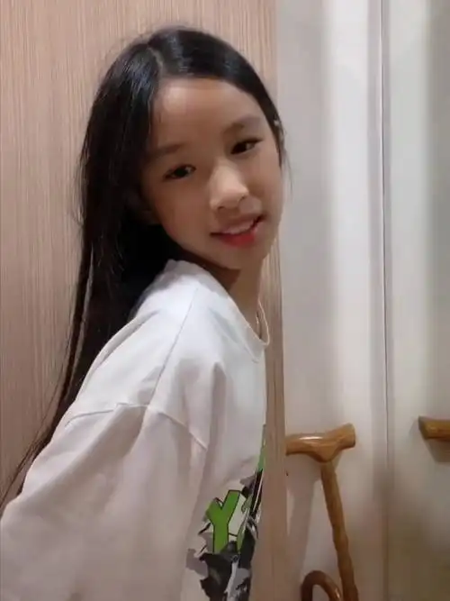 08-05 16:56:10 8月4日,林瑞阳在社交平台晒出和女儿林家菱的同框视频