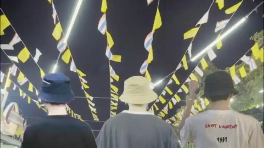 tfboys三小只帅气的背影扑面而来,三人头戴不同颜色的渔夫帽,在彩条