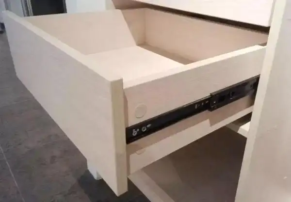 抽屉主要用于存放折叠好的内衣,宽度一般在40到80厘米之间,但高度不能