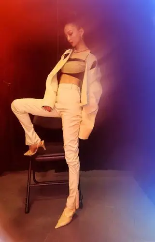 39岁张韶涵罕晒健身照,穿紧身衣秀空中一字马,纤瘦身材超养眼-腾讯