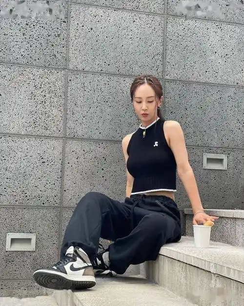 少女时代权俞利害羞地秀出平坦小腹火辣的s型身材