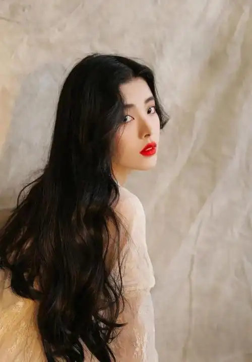 大波浪卷发气质优雅美女