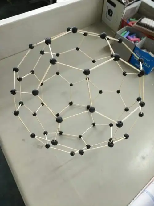 学生动手做分子模型