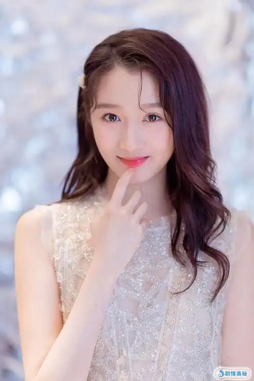 22岁关晓彤自曝走路上被小孩喊"阿姨",她的反应超萌!