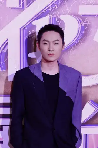 梁博出席樱花女生星光夜男孩掀起全场大合唱