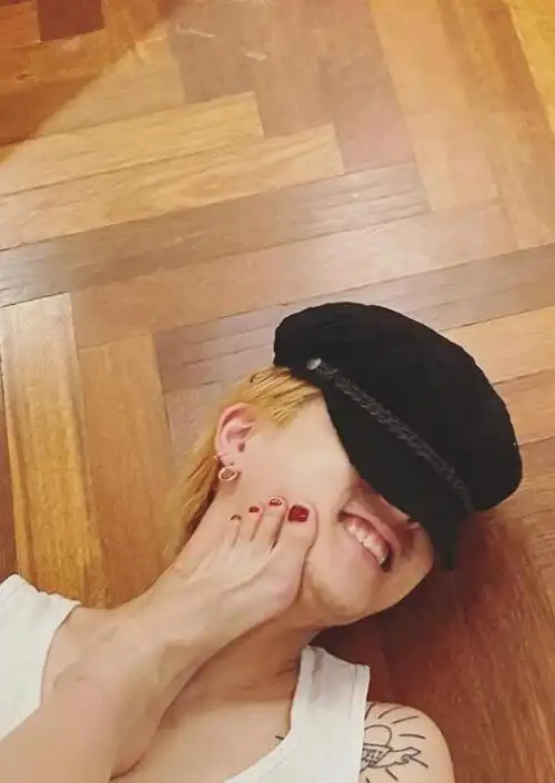 光脚怼镜头,脚踩男友脸,拍大量放飞自我照片