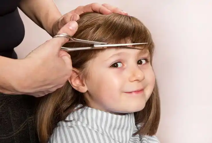 微笑的小女孩理发店