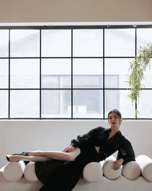 江疏影穿了两种衣服,黑色短裙美腿,刺绣低胸裙_照片_活动_长裙