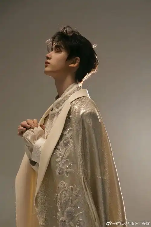 迟到的照片,迟到的祝福  那么帅,永远帅而纯粹  丁程鑫22岁生日快乐