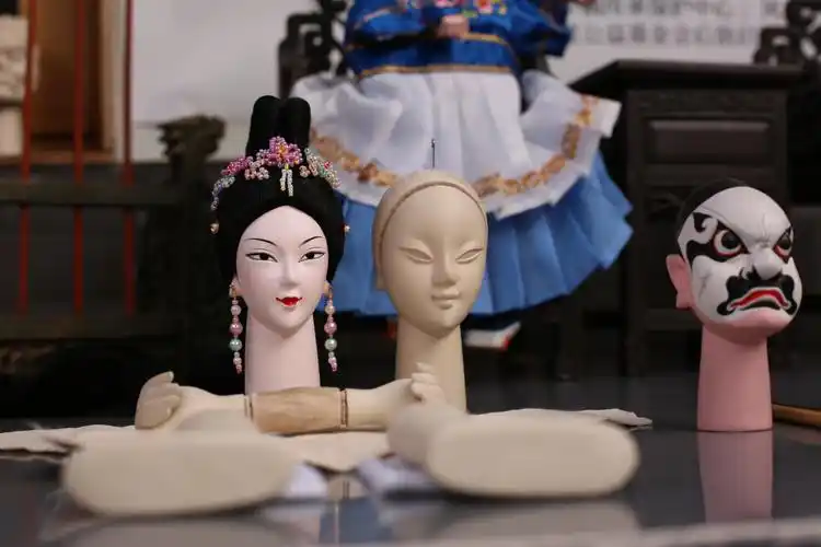 她介绍,漳州布袋戏是由木偶表演剧,布袋木偶戏,木偶头雕刻等组合的