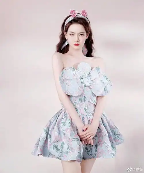 戚薇甜漾花朵大片戚薇甜感娃娃妆好好看啊