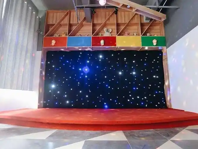 绚丽的小舞台,让孩子每节课都能在舞台上绽放表现自己.