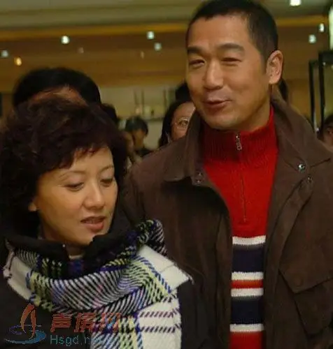 张默吸毒被抓 亲生母亲罗秀春紧急赴京