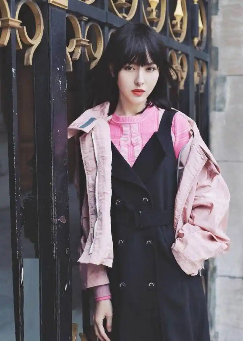 甜美公主范儿!唐嫣街拍照一身粉嫩裙装重回18岁