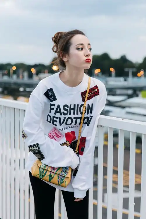 迪丽热巴米兰机场街拍时尚仙女下凡