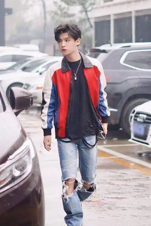 小忙人黄明昊彩排上班饭拍送达 是穿撞色皮衣 破洞牛仔裤的酷boy