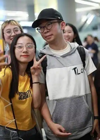 杨迪曝某艺人聚会带女朋友:颜值不逊娜扎 吐槽女方玩游戏"下头_明星