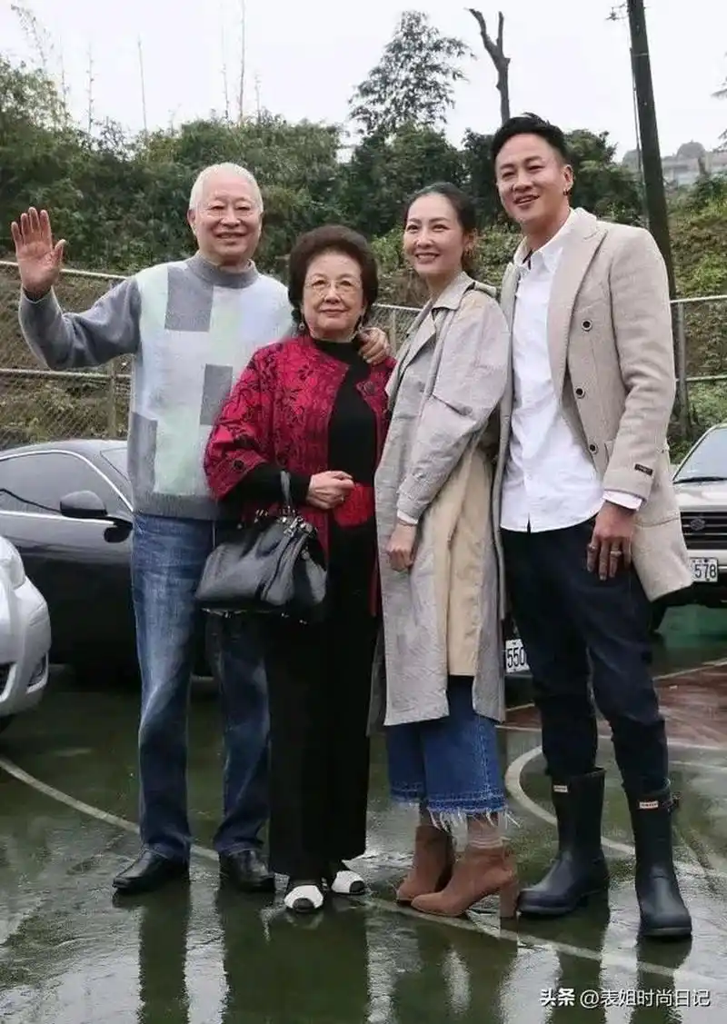 何润东icon1家4口的合影照!