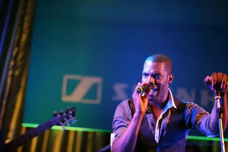 【图片】黑人歌手,一个乐队的演出,美妙的嗓音 纪实照片 - 蜂鸟图片库