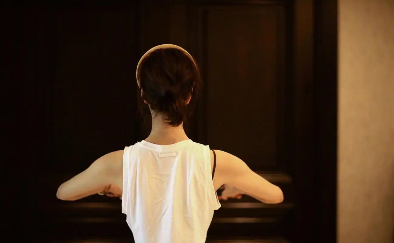 王珞丹马甲线# 王珞丹今日晒出一组健身照,好明显的马甲线啊[打call]