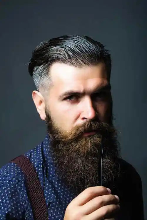 给自己剃胡子的理发师