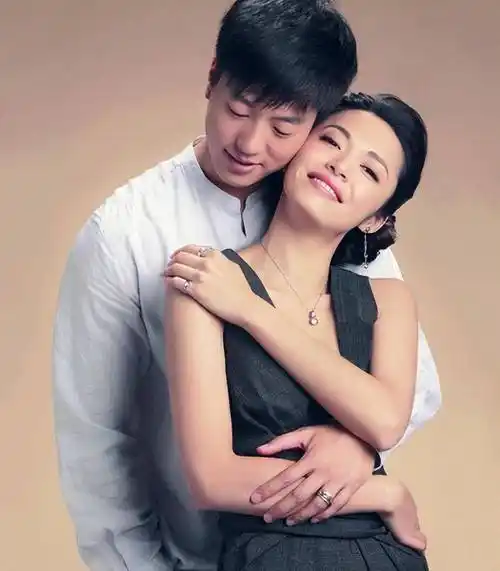 10对"从校服到婚纱"的明星夫妻,在一起最长40年,最短12年_王耀庆_感情