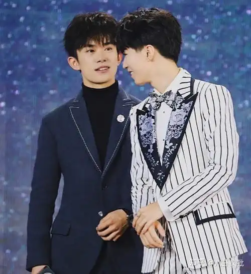 杨幂先睡王俊凯蔡徐坤睡粉出大事四字硬蹭三字王一博回天上李易峰要