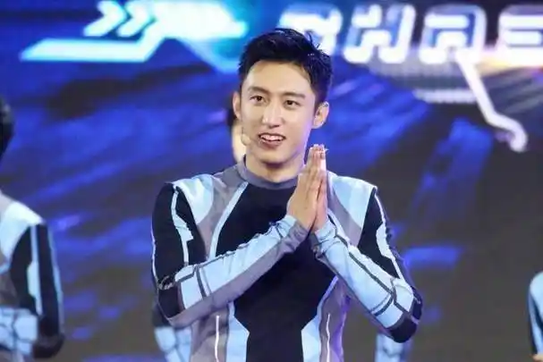 从全网黑到众人夸,迪丽热巴的绯闻男友,出道5年终于迎来逆袭_黄景瑜