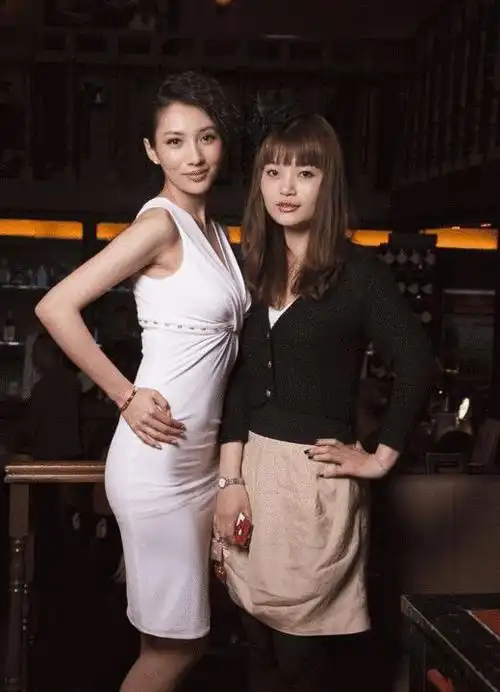 王梓诺助阵亨利金酒 白裙包身显优雅