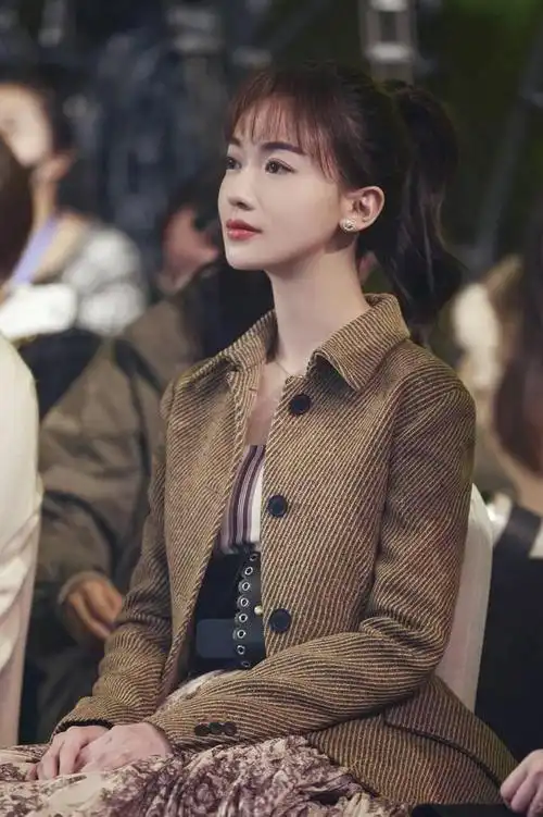 吴谨言身高18米她穿着黑色蕾丝吊带和印花宽松裤