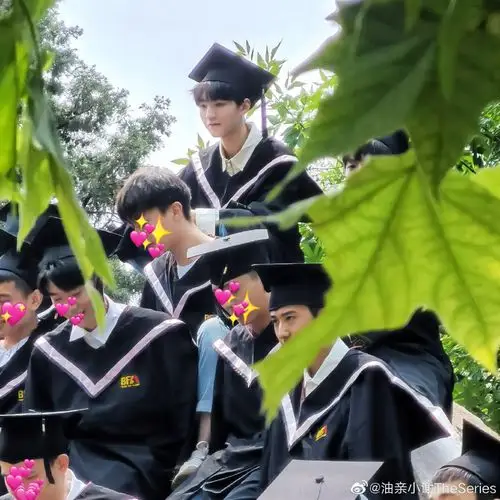 王俊凯毕业快乐是学士帽扔的最高的宝宝呀