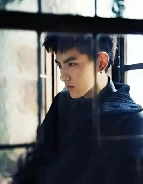 吴亦凡最新情况引热议留长发睡大通铺被爆出每天做校服打篮球