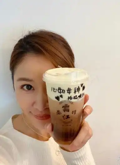 林心如拍戏间隙晒自拍,手拿奶茶对镜甜笑,却被杯子上的字抢镜