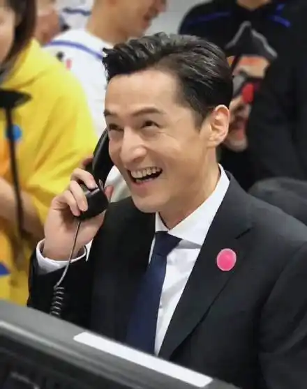 看到胡歌的笑容,好像全部的烦恼都会被掏空.