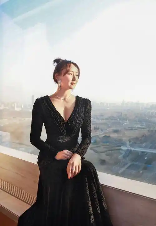 胡静这一身look扬长避短,将她的好身材展现出来,也拉升了她的气质.